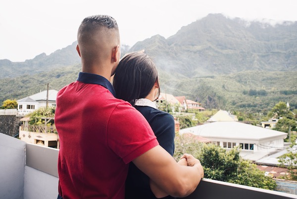 Couple qui regarde le Piton des Neiges